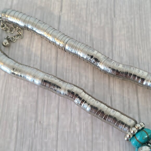 Chunky Howlite Turquoise Color Beaded Silver Tone Statement Necklace - Picture 9 of 11